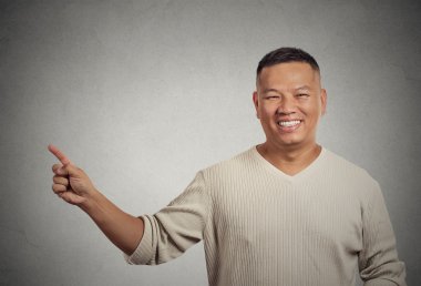 Konuksever yakışıklı kopya alanı sunan parmak ile işaret