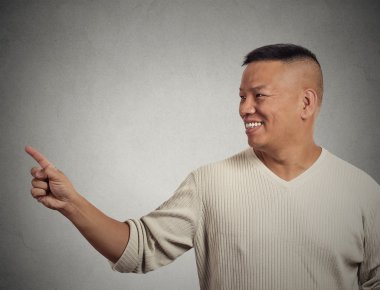 Konuksever yakışıklı kopya alanı sunan parmak ile işaret