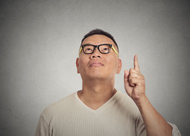 Parmak ile işaret adam bir fikri vardır 