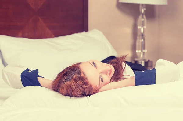 Closeup menarik bahagia perempuan santai di tempat tidurnya — Stok Foto