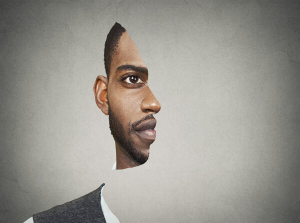 Оптическая иллюзия портрет фронт с вырезанным профилем человека
 