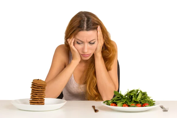 Mujer cansada de restricciones de dieta anhelando una galleta — Foto de Stock