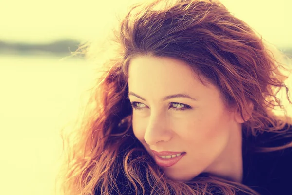 Headshot young cheerful beautiful woman outdoors — Stock Photo, Image