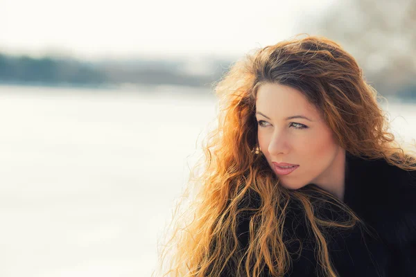 Headshot young cheerful beautiful woman outdoors — Stock Photo, Image