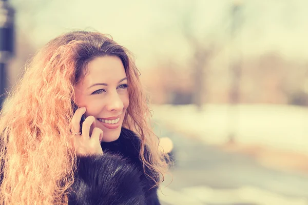 Closeup mladá krásná usměvavá žena mluví do mobilního telefonu — Stock fotografie