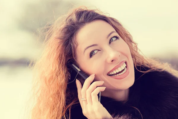 Jovem bela mulher sorridente falando no telefone celular — Fotografia de Stock