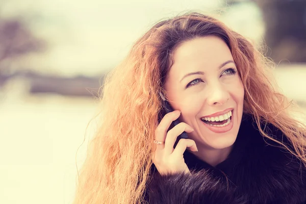 Närbild unga vackra leende kvinna talar i mobiltelefon — Stockfoto