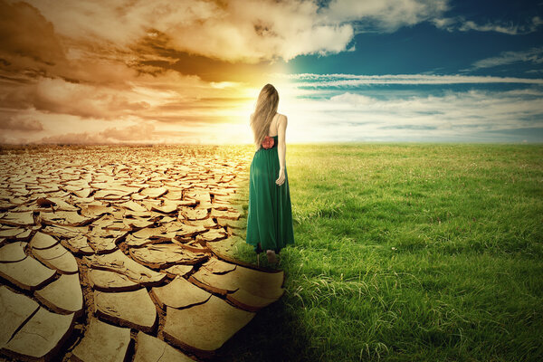 Образ концепции изменения климата. Ландшафт зеленая трава и засушливые земли
 