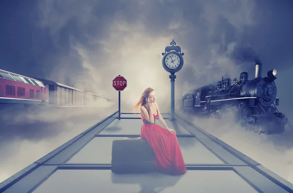 Mujer esperando tren en la estación de tren plataforma hablando por teléfono — Foto de Stock