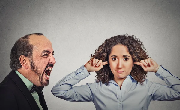 Boos volwassen man gillend op zijn jonge vrouw-vrouw — Stockfoto