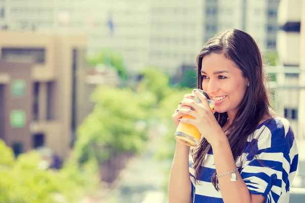 Mujer feliz disfrutando de un día soleado en el balcón de su apartamento —  Fotos de Stock