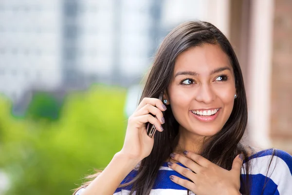 Lycklig kvinna prata mobil telefon utomhus staden urban bakgrund — Stockfoto