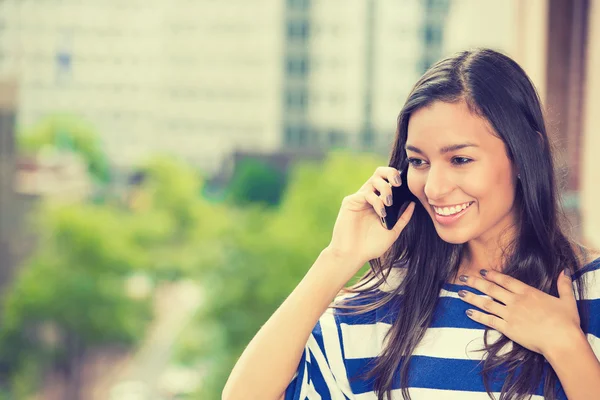 Skrattande kvinna talar i mobiltelefon — Stockfoto