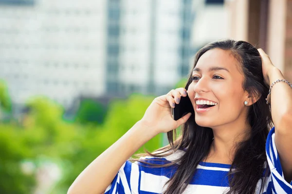 Smějící se žena mluvila na mobilním telefonu — Stock fotografie