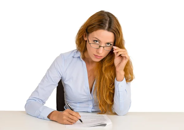 Intervju affärskvinna tittar skeptiskt på dig sitter vid skrivbord — Stockfoto