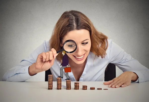 Mulher olhando para empregado corporativo subindo escada pilha de moeda — Fotografia de Stock