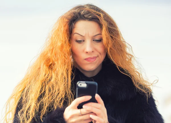휴대 전화에 문자 메시지 화가 슬픈 회의 불행 한 여자 — 스톡 사진