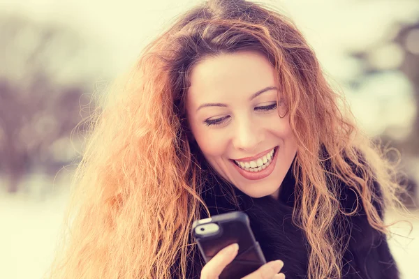 Красивая женщина отправляет смс с мобильного телефона — стоковое фото
