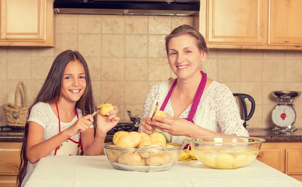 Χαρούμενος, χαμογελώντας μητέρα και κόρη μαγείρεμα το δείπνο — Φωτογραφία Αρχείου