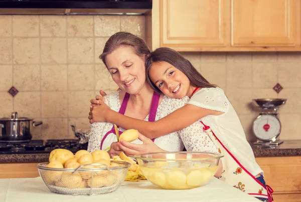 Feliz, sonriente madre e hija cocinando la cena, preparando la comida —  Fotos de Stock