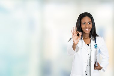 Kendine güvenen kadın doktor tıbbi profesyonel ok işaret gösteren veren