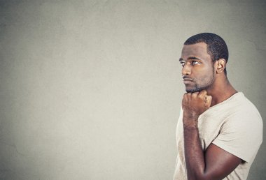 üzgün, depresif, endişeli genç adam ararken