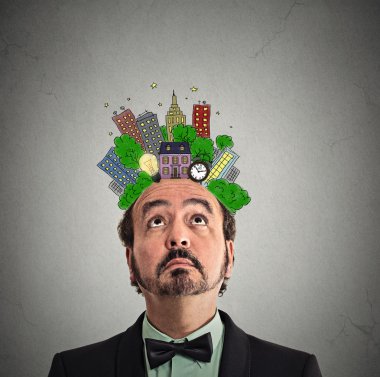 şehir planı başının üstünde görünen orta yaşlı adam