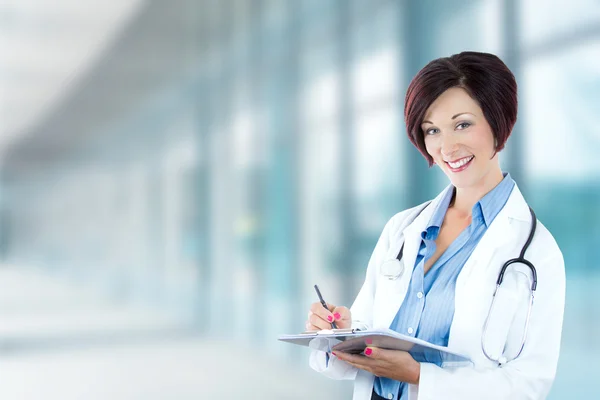 Sonriente doctora profesional médico en el hospital —  Fotos de Stock