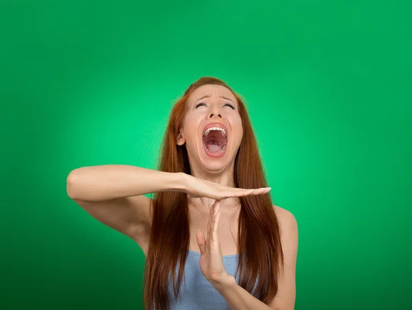 Kvinnan visar tid till hand gest, frustrerad skriker — Stockfoto