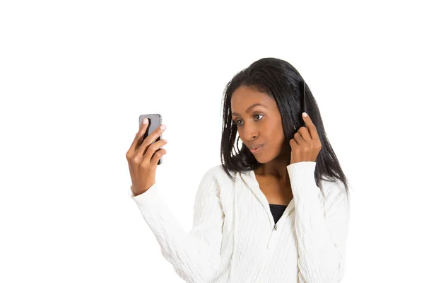 Mulher olhando admirando seu rosto cabelo na câmera do telefone espelho — Fotografia de Stock