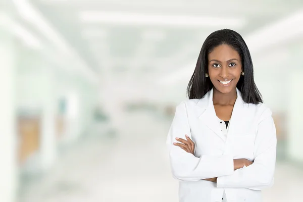 Vertrouwen Afro-Amerikaanse vrouwelijke arts medische professional — Stockfoto