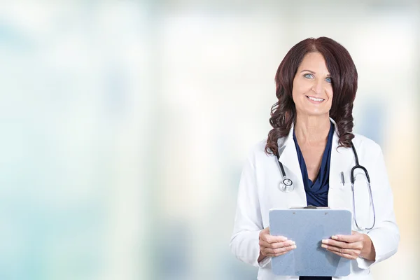 Medico donna sorridente medico in piedi in ospedale — Foto Stock