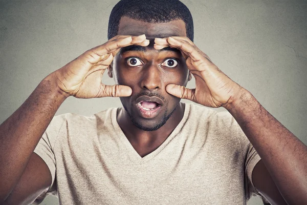 Retrato sorprendido joven aislado sobre fondo de pared gris —  Fotos de Stock