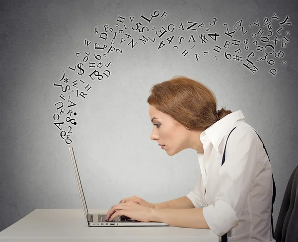 Kvinna att skriva på sin bärbara dator med alfabetet bokstäver flyger — Stockfoto