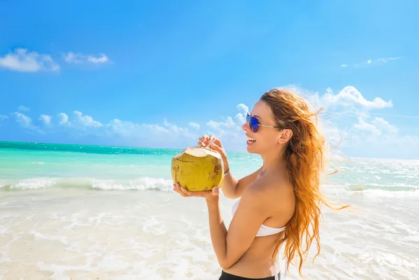 Donna con occhiali da sole sulla spiaggia tropicale godendo della vista sull'oceano — Foto Stock