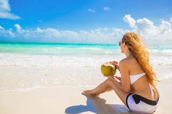 Fiatal nő élvezi süt a nap, a tropical beach — Stock Fotó