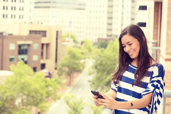 Šťastný vzrušený smějící se ženu SMS na mobil — Stock fotografie