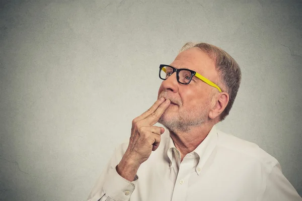 Gelukkig volwassen man in wit overhemd denken opzoeken — Stockfoto