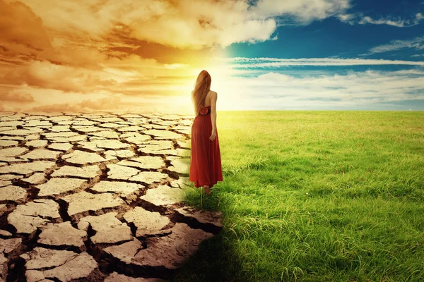 Klimat förändringar koncept kvinna gå igenom öppnade fält — Stockfoto
