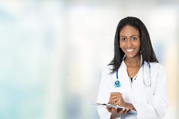 Jistý šťastný ženského lékaře zdravotník psaní poznámek — Stock fotografie