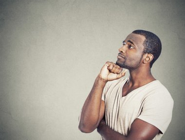 mutlu adam izole gri duvar arka plan seyir düşünüyorum