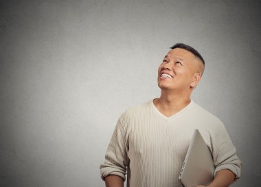 ararken bilgisayar düşünce ile mutlu adam