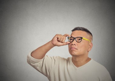 Closeup mutlu bir adam arıyorum düşünüyorum 