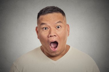 Headshot şaşırmış adam gri arka plan üzerinde izole şok 