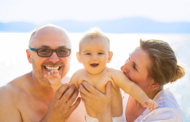 Portre dedesi ve küçük torun zevk plaj tatil 
