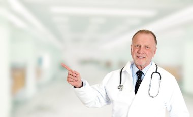 Kıdemli doktor senin ürün reklamı