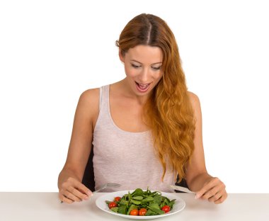 Salata yiyen kadın