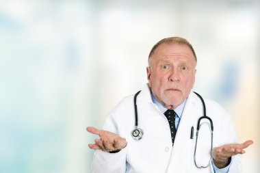 clueless kıdemli sağlık profesyonel doktor omuz silkme omuz 