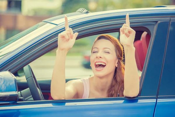 Mujer conductor feliz sonriendo mostrando pulgares arriba sentado dentro de coche nuevo —  Fotos de Stock