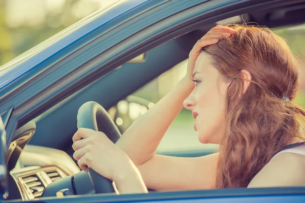 Joven estresado enojado enojado mujer conducir coche molesto —  Fotos de Stock